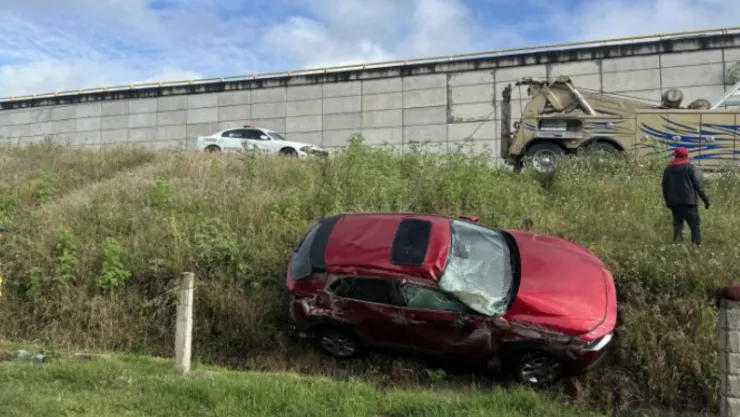 Conductor sufrió accidente en la carretera Libramiento de Tlaxcala hoy; vehículo quedó al fondo de barranco