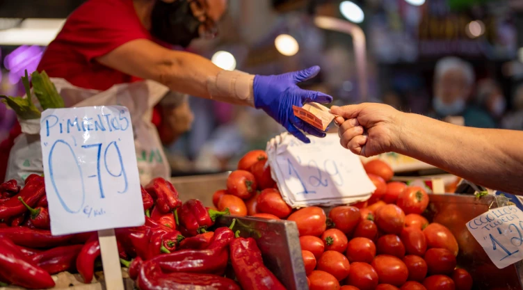 Verduras en el mercado Maravillas de Madrid, España.