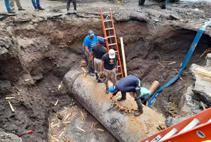 Se abre socavón y cae auto por megafuga en Canal de Miramontes