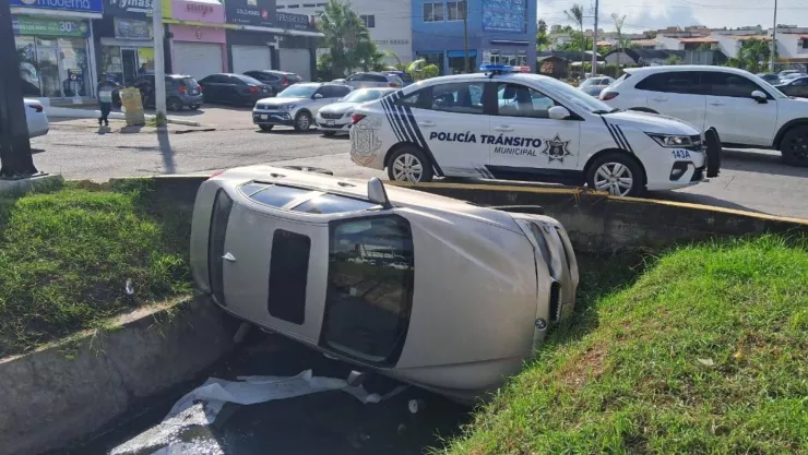 Carro cae en canal de Mazatlán