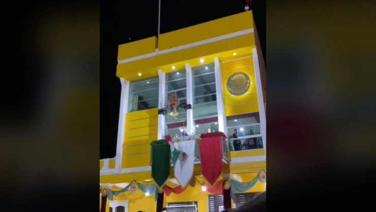 VIDEO-A-alcaldesa-se-le-cae-la-Bandera-Nacional-en-Grito-de-Independencia-habrá-multa