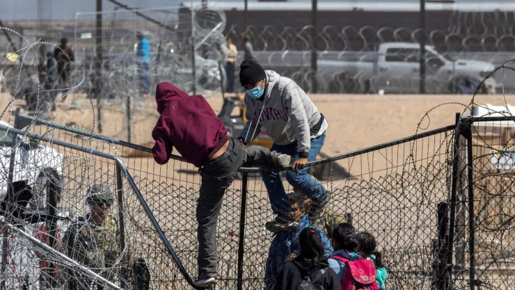 Migrantes pasando la frontera desde Ciudad Ju&aacute;rez.