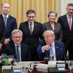 Donald Trump firma acuerdo con Mark Zuckerberg, Sundar Pichai, Greg Brockman, Dario Amodei, Jensen Huang, Alex Karp, Jeff Bezos y Elon Musk.