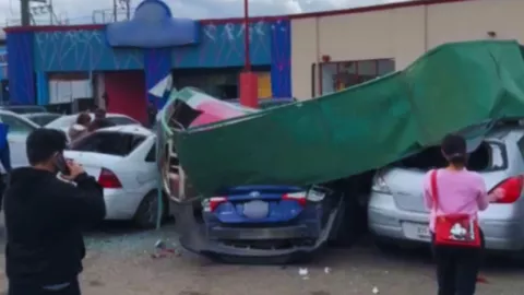 Vientos en Tijuana derriban letrero sobre autos en plaza comercial