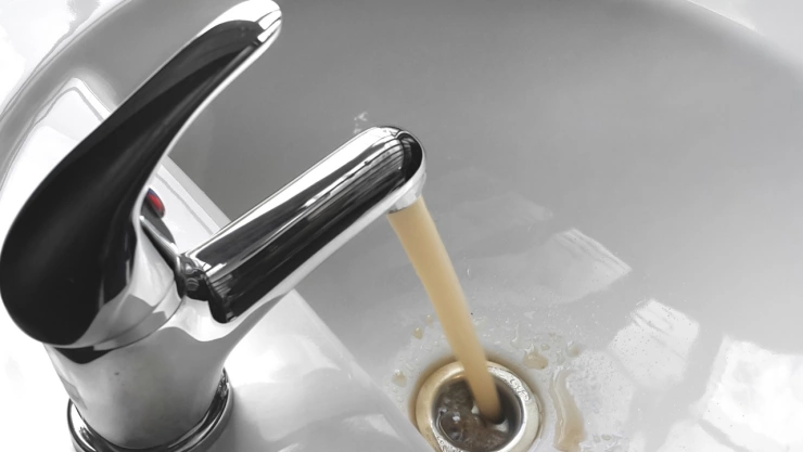 Varias colonias en Guadalajara se encuentran sin agua o con problemas de suciedad en los caños