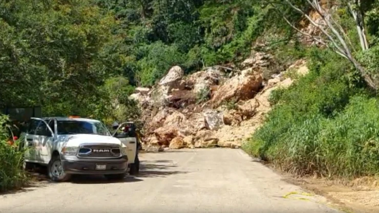 Colima derrumbe carretera.jpg