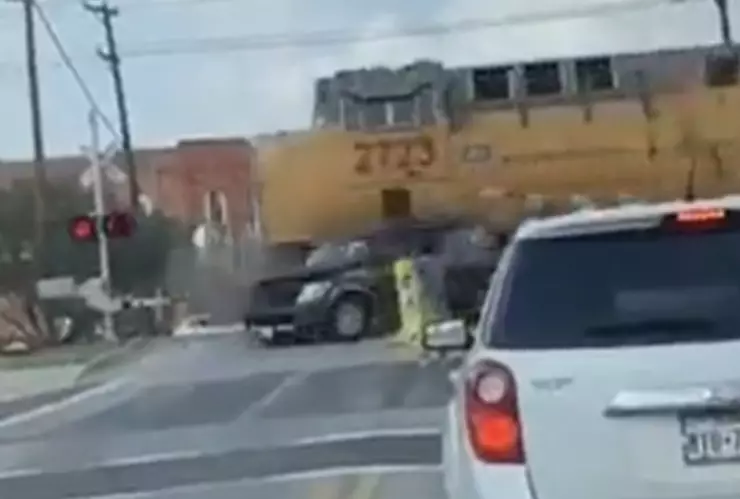 Tren choca con camioneta en Texas