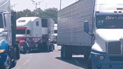 Transportistas bloquean la autopista México-Cuernavaca.
