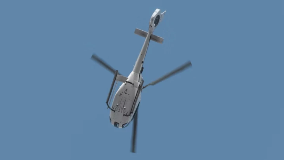 Video: ¡Pánico! Helicóptero se estrella en estanque al intentar llenar su ‘Bambi bucket’ con agua
