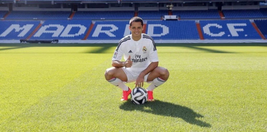 Chicharito se solidariza con familiares de normalistas desaparecidos