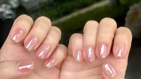 Las uñas rosas con un toque metalizado siguen siendo limpias, pero modernas