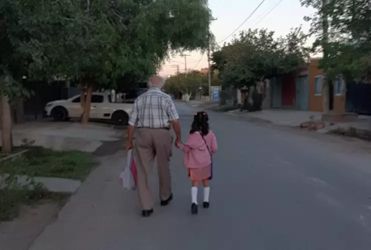 abuelito y bisnieta.jpg