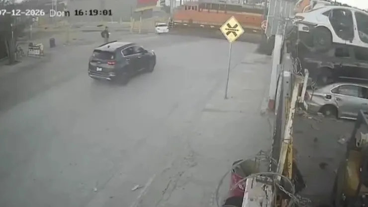VIDEO: ¡Lo aventó más de 100 metros! Así conductor intentó ganarle el paso al tren en Ciudad Juárez