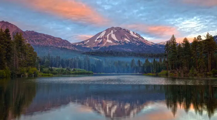 un retrato soñado del Lassen Volcanic National Park y su vista natural