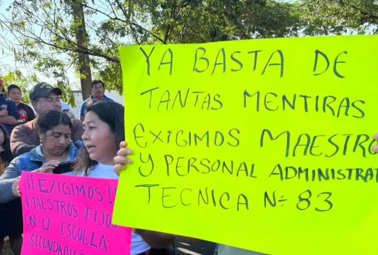 Padres bloquean avenida en Pajapan exigiendo maestros.
