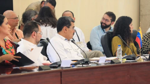 Nicolás Maduro y Díaz-Gatell olvidan sus dictaduras y abordan el tema de la migración