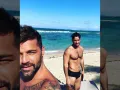 Ricky Martin y su pareja en la playa.jpg