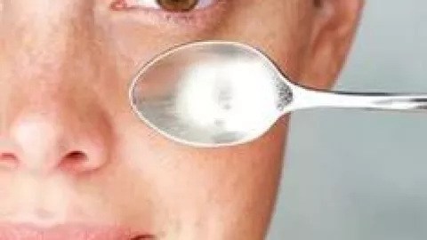 Las cucharas frías pueden ayudar disminuir las ojeras y la mirada cansada