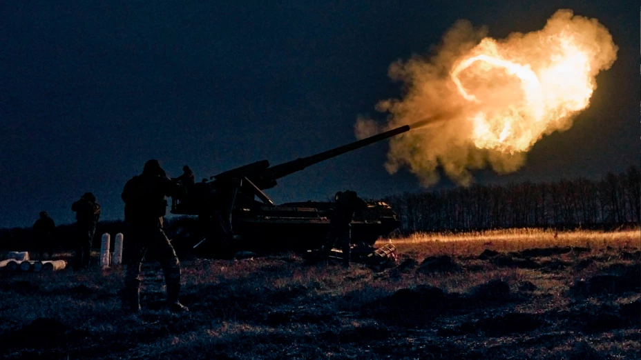 Soldados ucranianos disparan un sistema de artillería Pion contra posiciones rusas