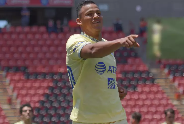 Mozumbito Martínez jugando en el América vs Chivas de Liga MX