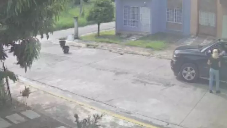 Politico Antonio del Rio es captado agrediendo a su vecina en Veracruz.