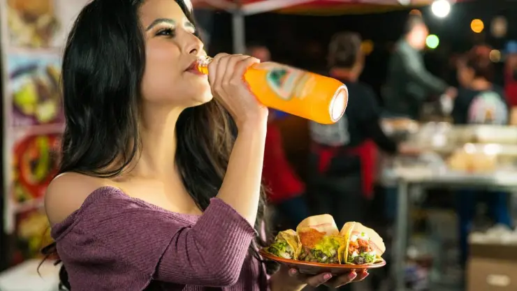 Mujer se viraliza al decir que las personas comen en el mismo lugar que ella por ser bonita
