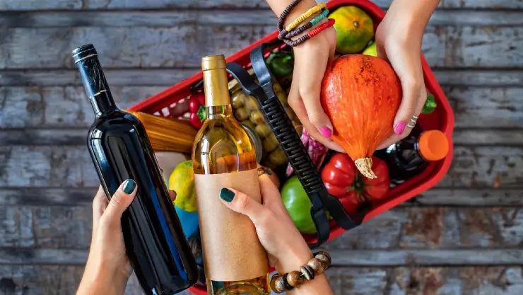 unas mujeres haciendo las compras de comida