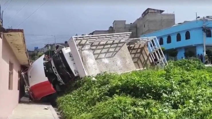 camion-gas-lp-vuelca-en-santa-maria-tulpetlac-ecatepec-derriba-postes-y-choca-una-vivienda