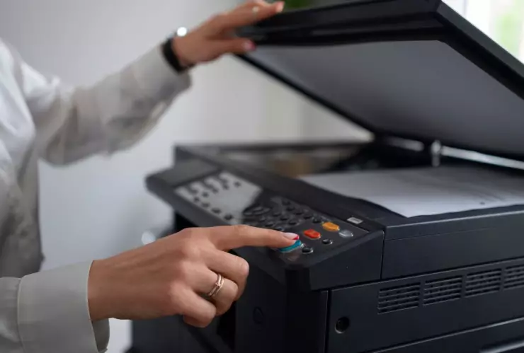 Señor crea papelería móvil, conecta copiadora a su auto para subsistir