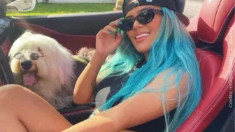 Karol G con su perro..jpg