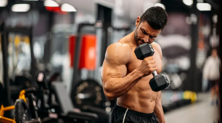Hombre levantando pesas en un gimnasio