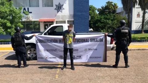 Hombre detenido con camioneta robada en Culiacán