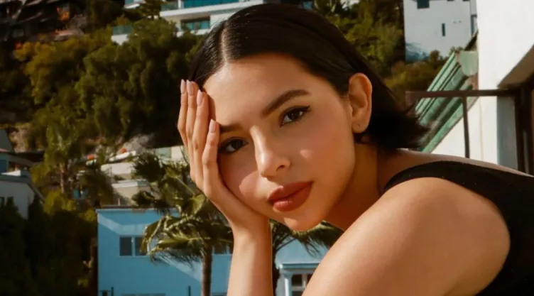 La cantante Ángela Aguilar posa para una foto.