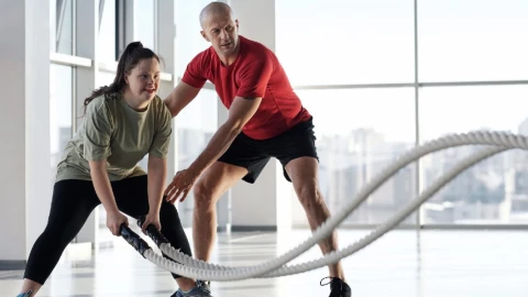 mujer hace ejercicio entrenador