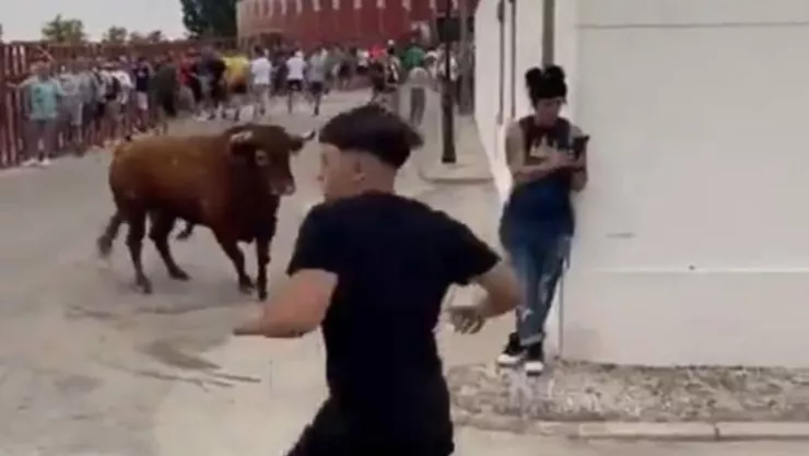 Toro embiste a mujer durante celebraciones de San Fermín