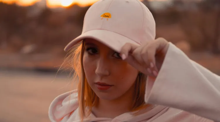 esto-pasa-cabello-usas-gorra-temporada-calor.jpg
