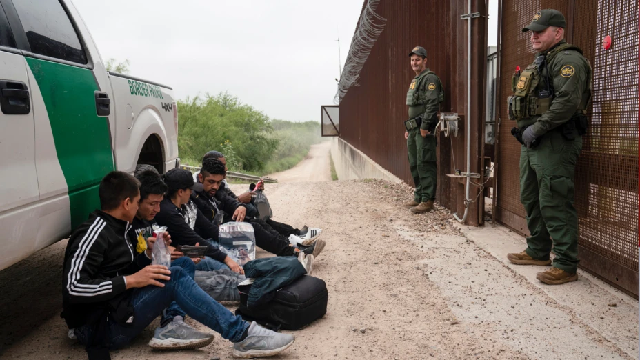Migrantes colombianos son procesados por agentes de la Patrulla Fronteriza