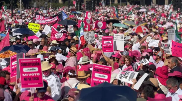 SSC estima 90 mil personas en el Zócalo por la marcha del INE