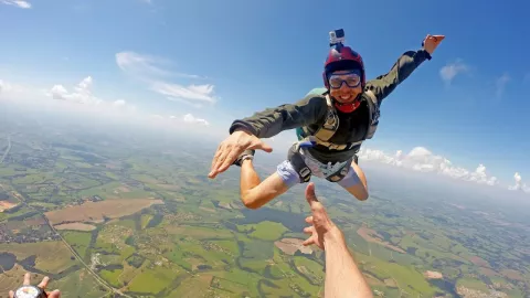 Mujer sobrevive a caída libre