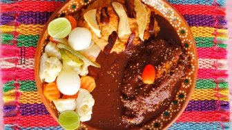 Y si hablamos de comida mexicana, el  mole negro es un sustento básico en su dieta.