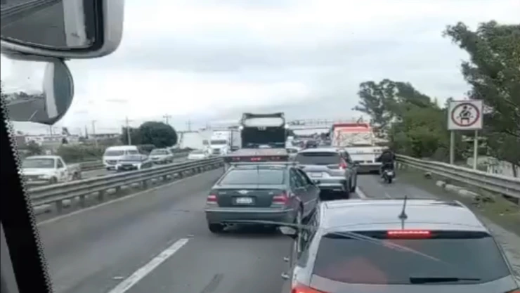 Brutal choque en la México-Puebla entre tráiler y auto