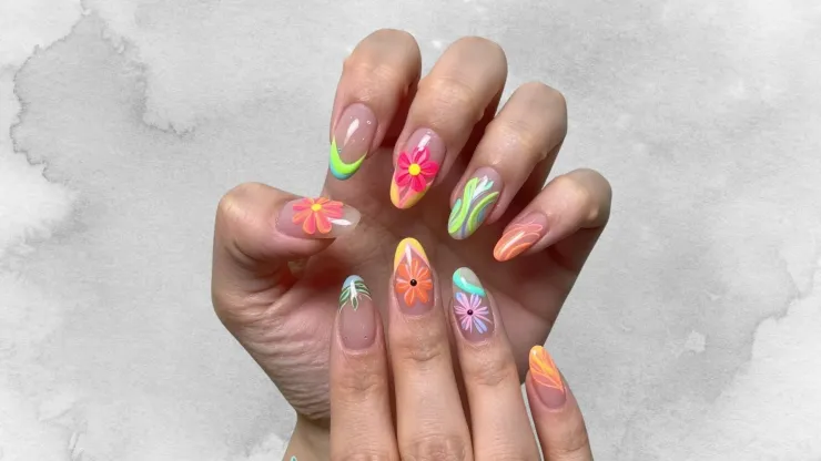 Uñas con diseños florales con acentos neón