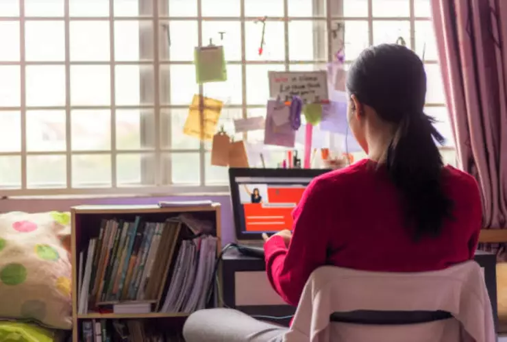 mujer con una computadora.jpg