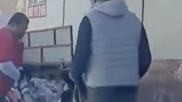 Paciente es trasladado en cobija por presunta falta de camilla en IMSS Zacatecas