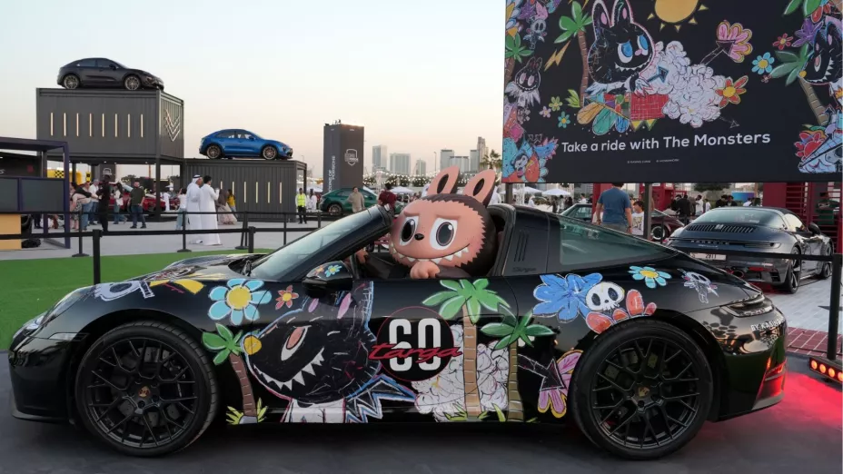 Colaboración Labubu detalles, auto especial y figura limitada del 911 Targa