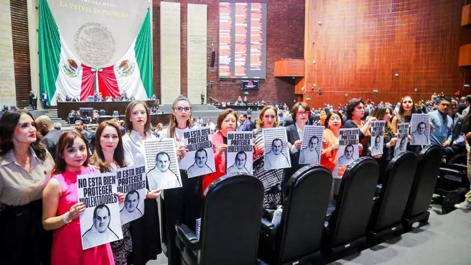 Diputadas con cartel señalando que no está bien proteger violentadores refiriéndose a cuauhtémoc blanco