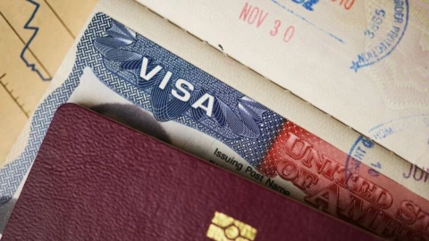 ¿Harás escala en EU? Así puedes tramitar la visa de tránsito para entrar al país