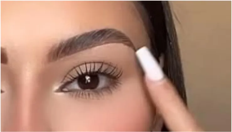 maquillar cejas con sombra