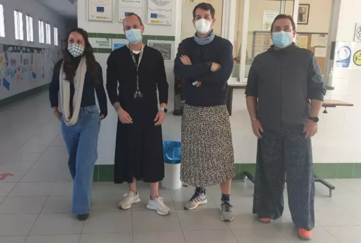 Maestros usan falda.jpg