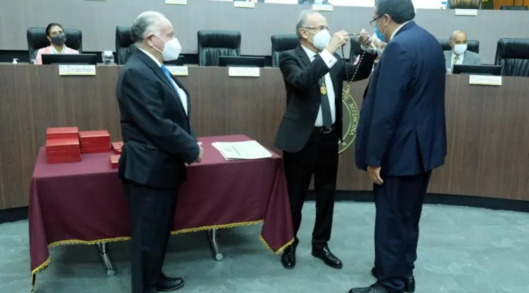 Médicos especialistas IMSS.jpg